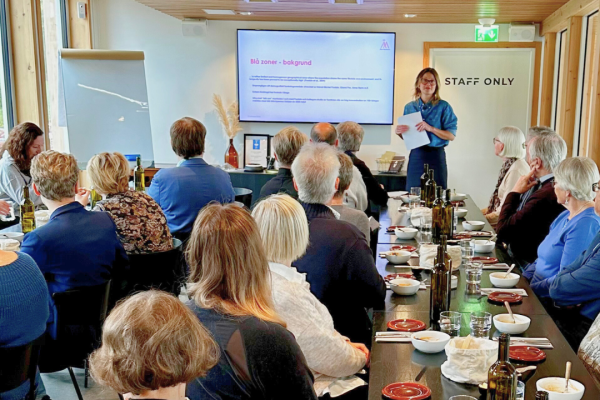 Deltagare lyssnar på Sarah Åkerman.