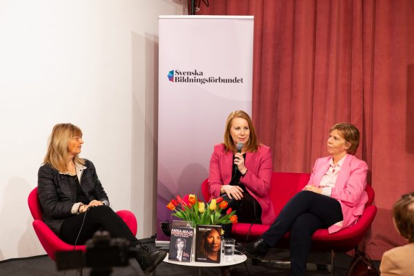 Annika Hällsten, Annie Lööf och Anna-Maja Henriksson på scenen.