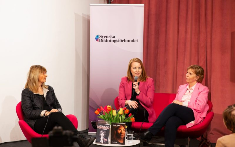 Annika Hällsten, Annie Lööf och Anna-Maja Henriksson på scenen.