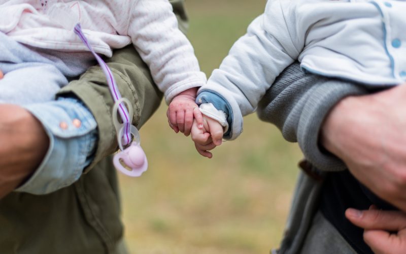 Bild på två barn som håller hand.